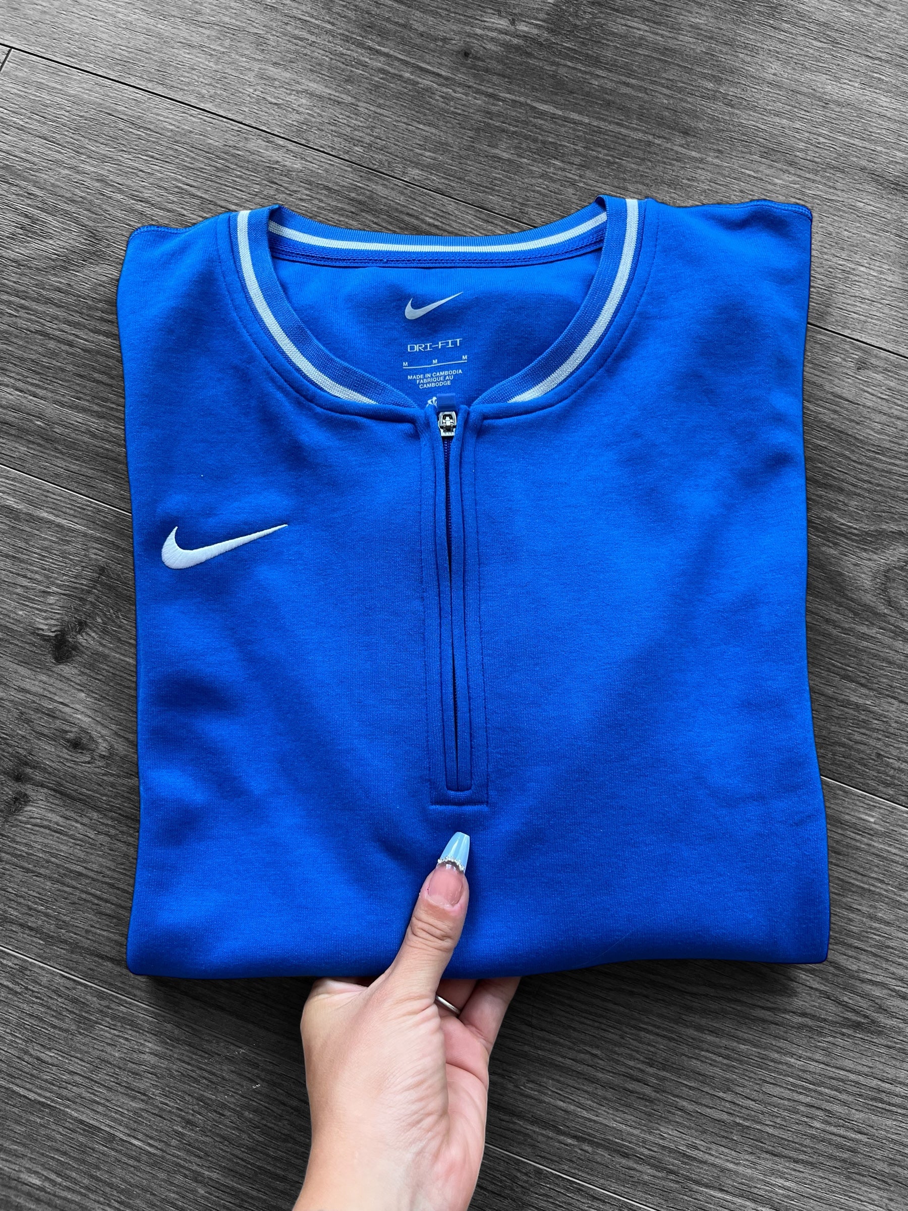 Buzo Nike cuello base